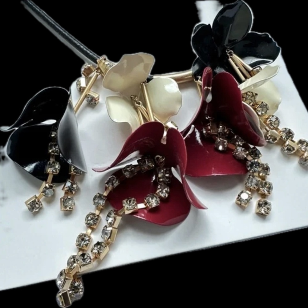 ZARA: FLORAL STATEMENT NECKLACE IN RED/BLACK/CREAMS AND GOLD NWT - Picture 2 of 5